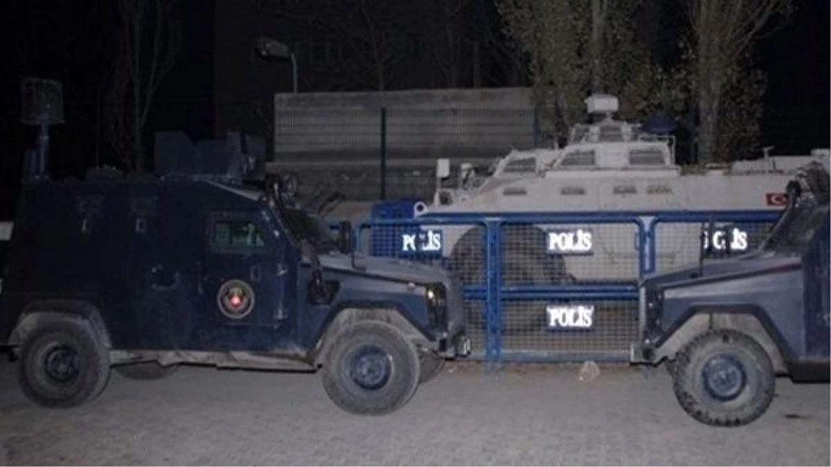 Hakkari\'de PKK Polis Noktasına Bombalı Araçla Saldırdı: 8 Polis Yaralı