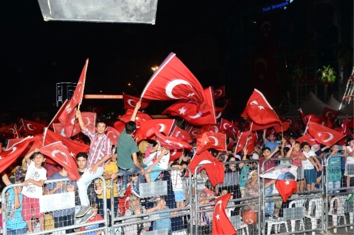 Adana\'daki Demokrasi ve Milli İradeye Saygı Mitingi\'nde "Dombıra" Coşkusu Yaşandı