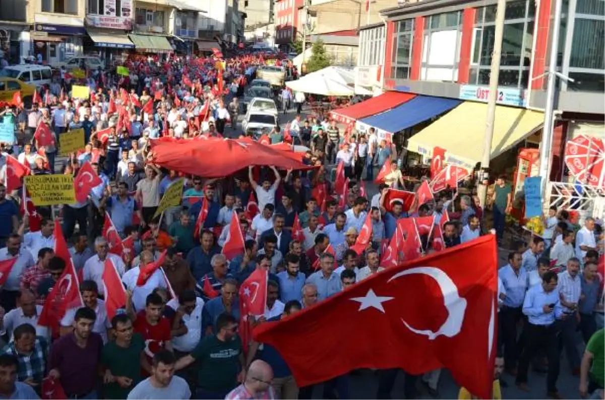 Adilcevaz\'da Demokrasi ve Bayrak Yürüyüşü Yapıldı