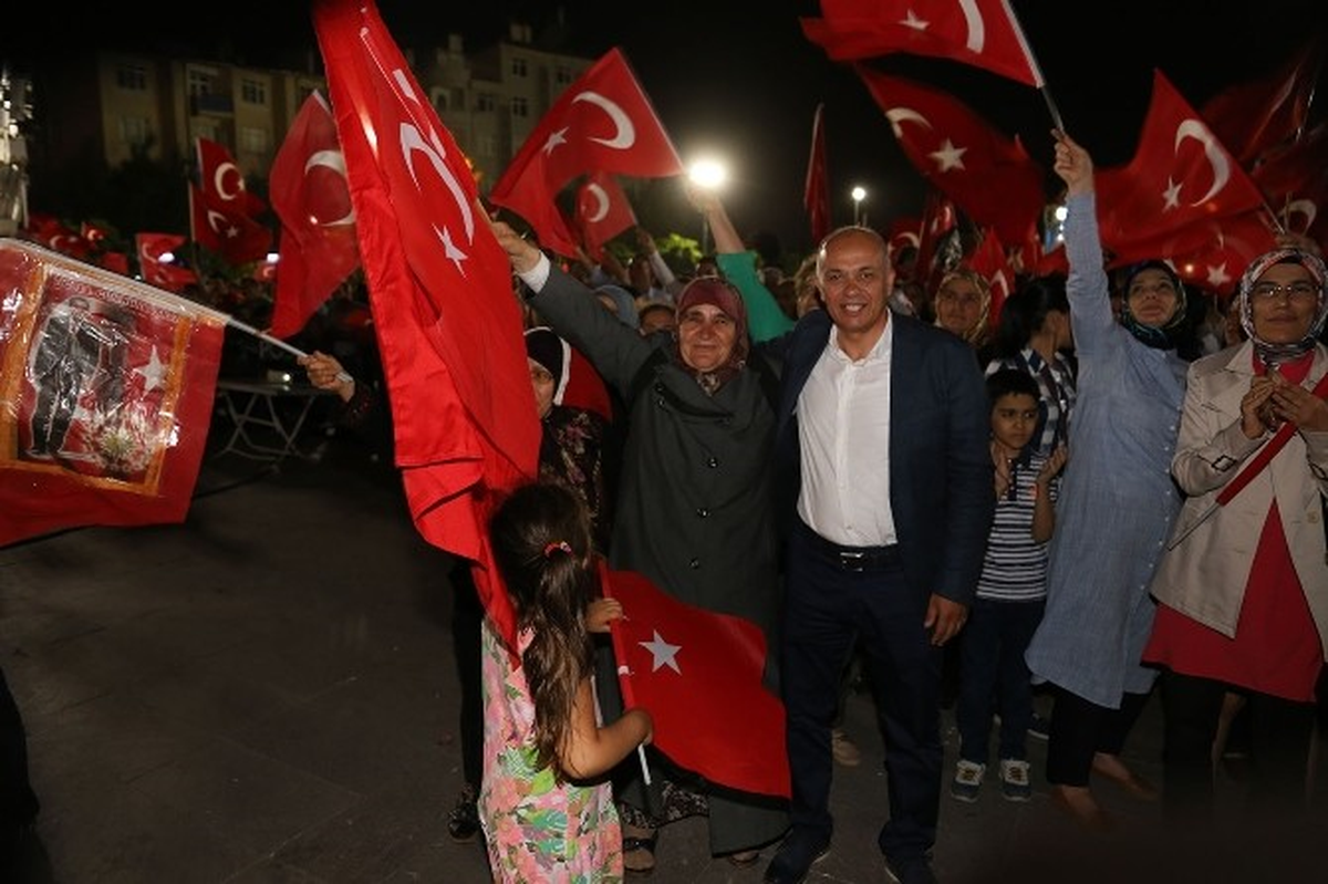 Başkan Çalışkan\'ın Demokrasi Nöbeti