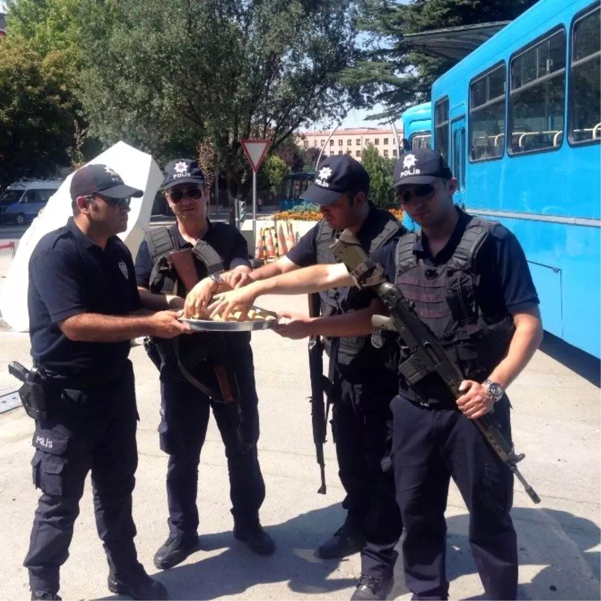 Başkan Kara\'dan Kahraman Polislere Baklava İkramı