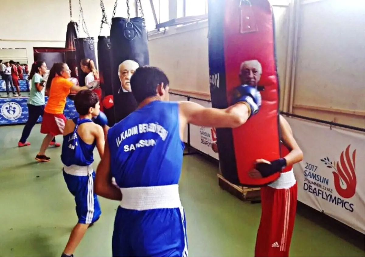 Boks Torbasına Fetö Liderinin Fotoğrafını Yapıştırarak Yumrukladılar