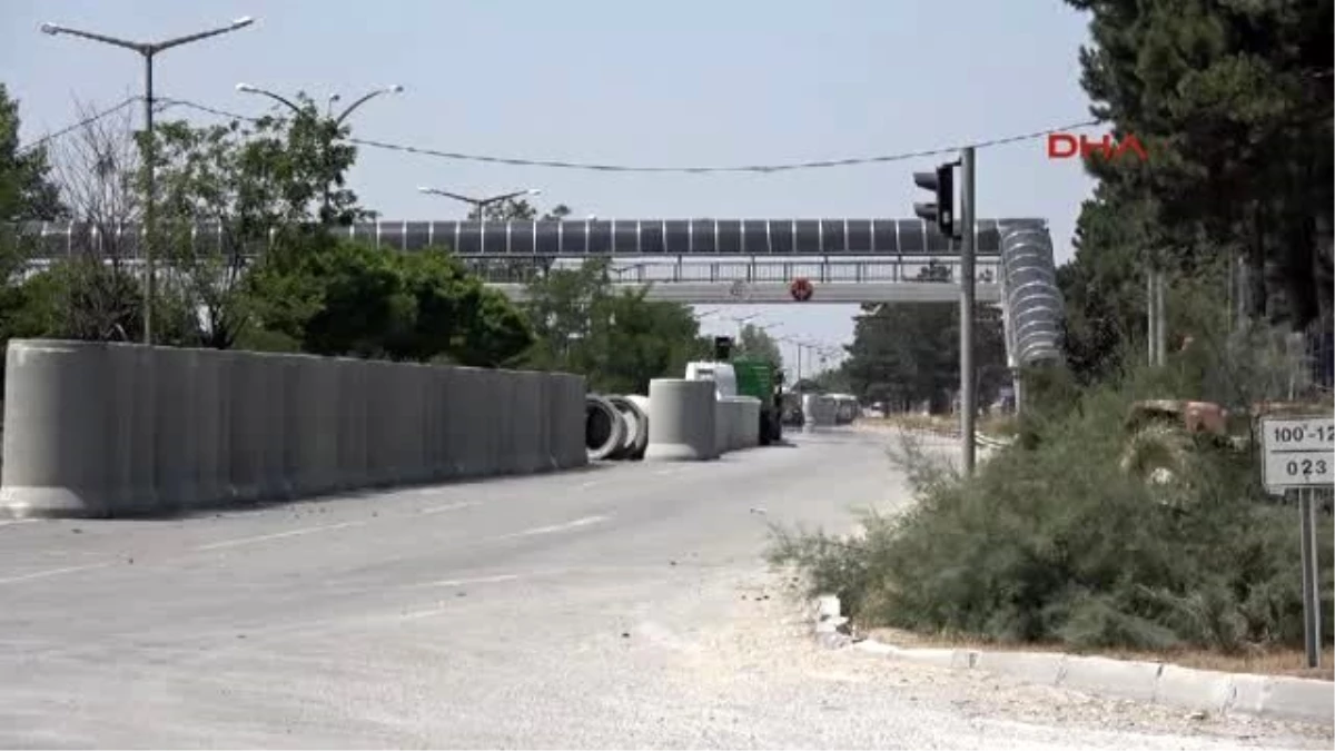 Bolu\'da Tugay ve Jandarma Önünde Beton Bloklu Önlem