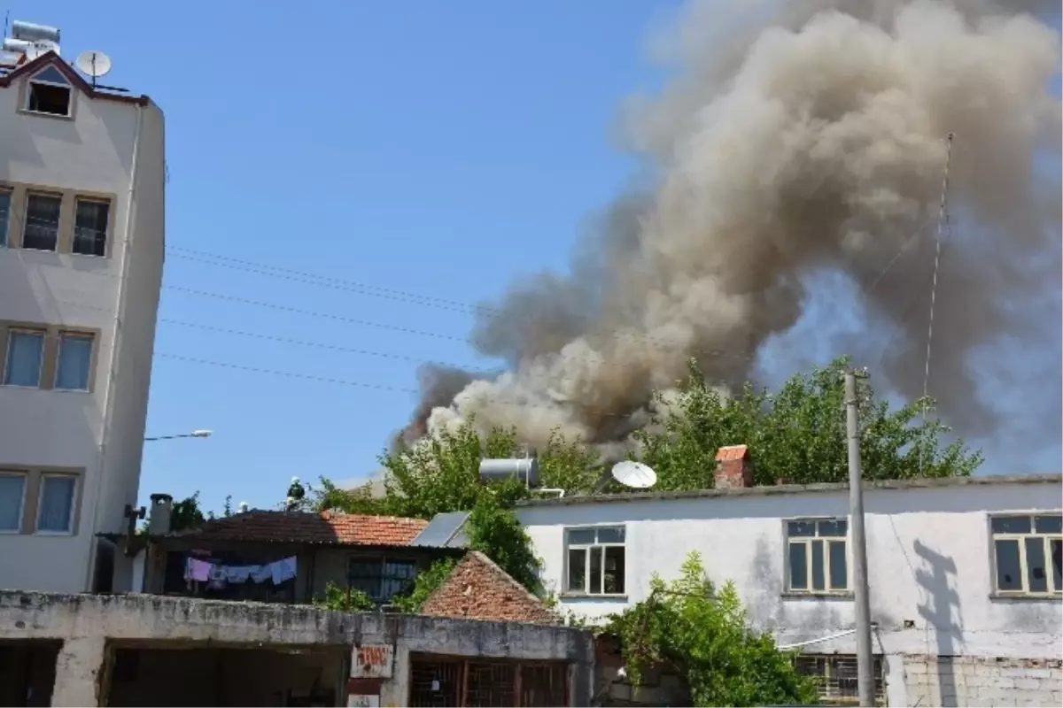 Çatı Katı Alev Alev Yandı