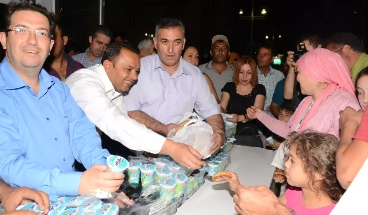 Demokrasi Nöbeti Tutan Halka Simit ve Ayran İkramı