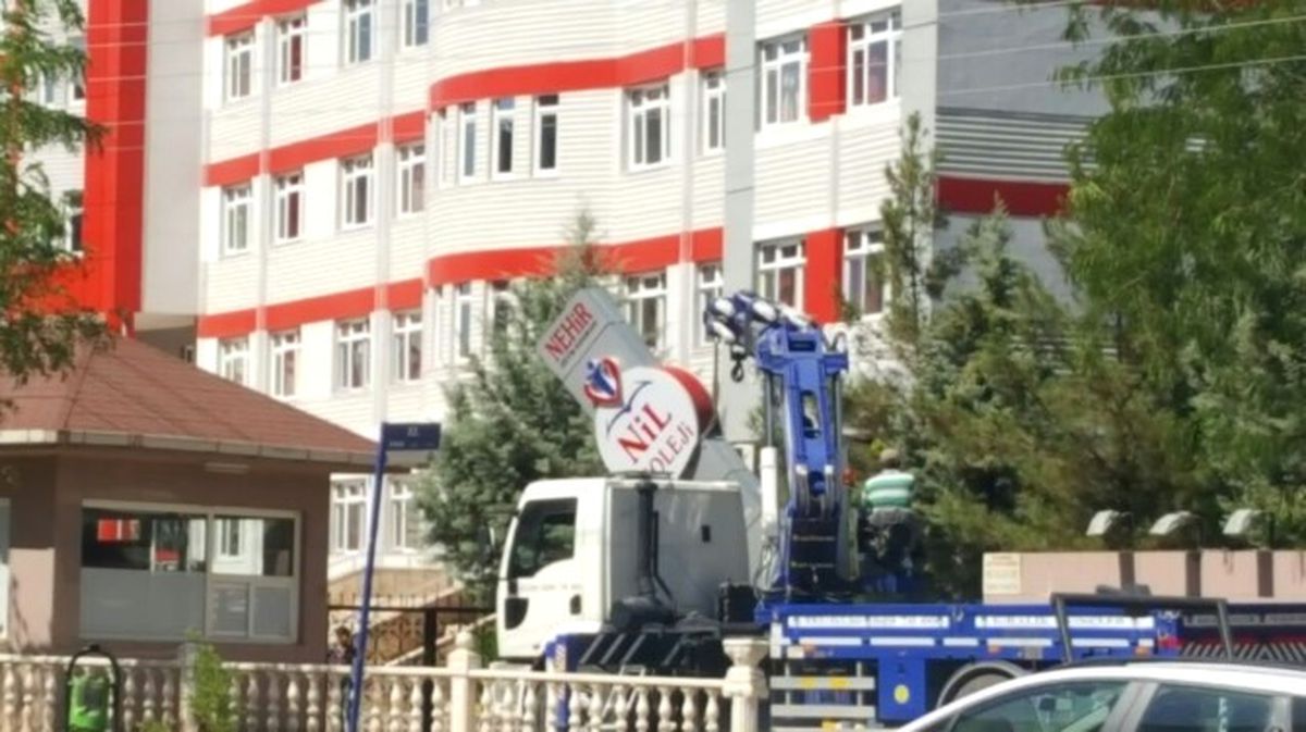 Diyarbakır\'da Kapatılan Fetö Okullarının Tabelası Söküldü
