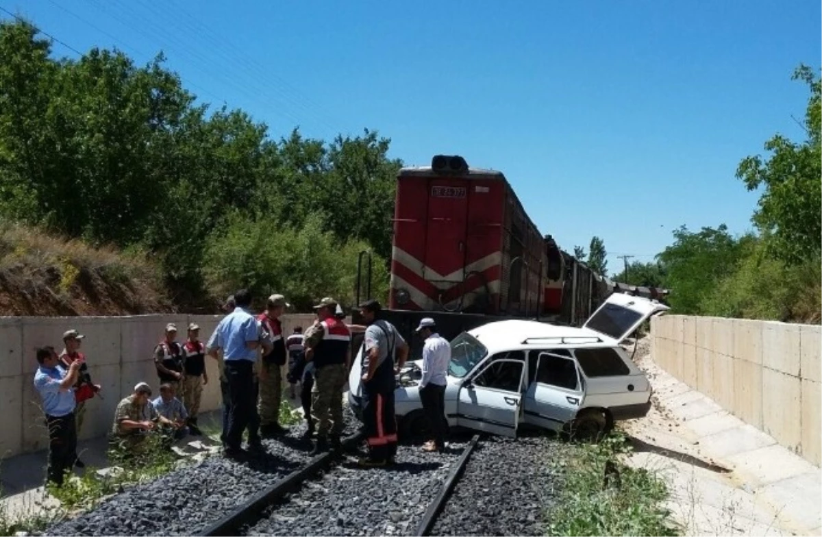 Elazığ\'da Trenin Çarptığı Otomobil, 100 Metre Sürüklendi