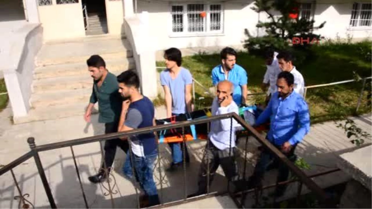 Erzurum Otomobil Apartman Bahçesine Uçtu