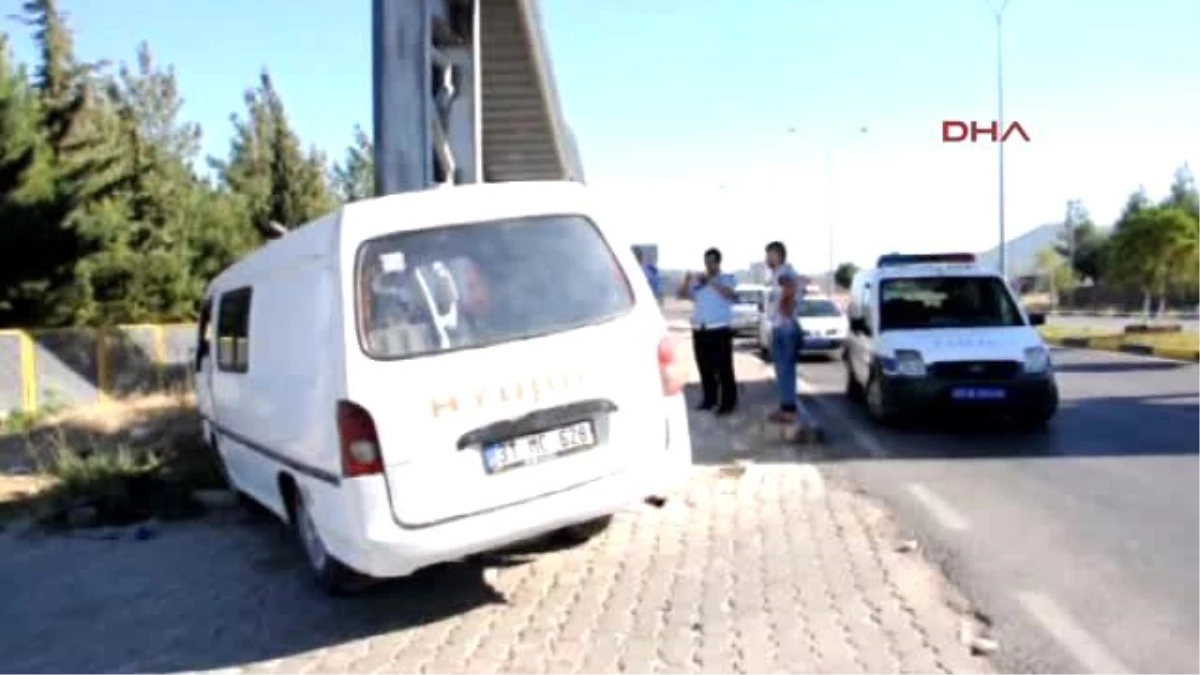 Gaziantep - Otomobil ile Minibüs Çarpıştı: 2 Yaralı