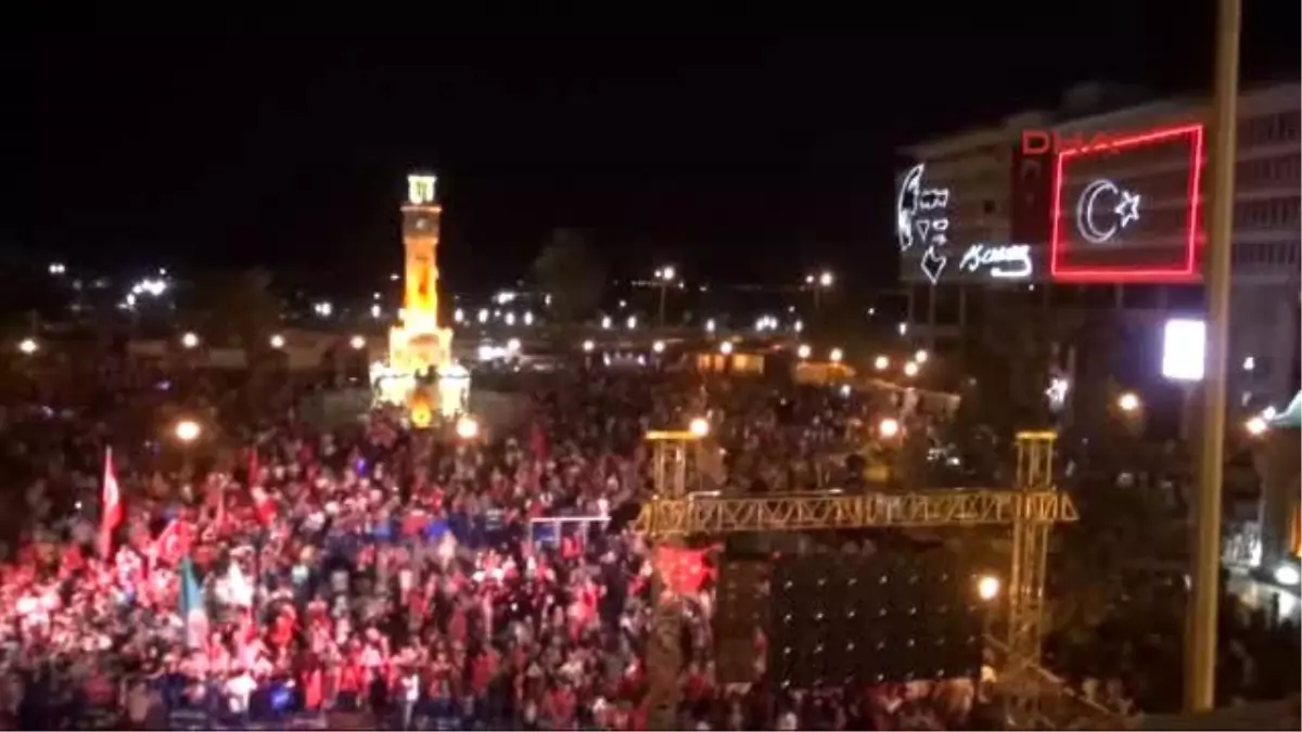 İzmir \'Demokrasi Nöbeti\'ne Engelli Vatandaşlardan Destek