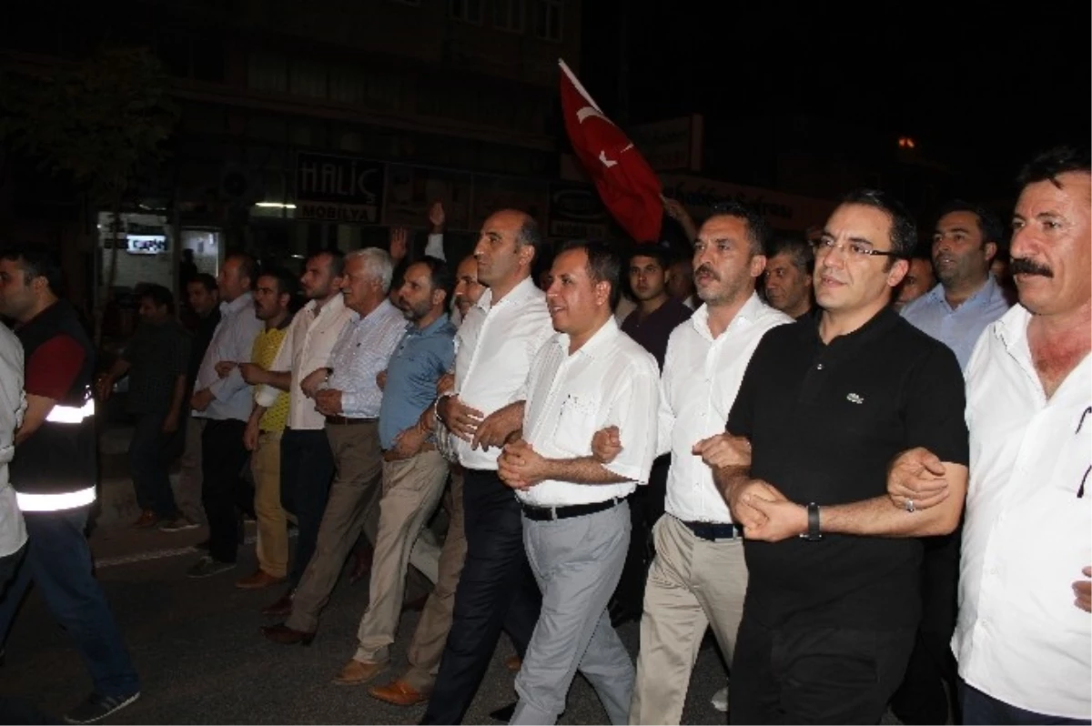Kahta\'da Sağlık Çalışanları Demokrasi Yürüyüşüne Katıldı