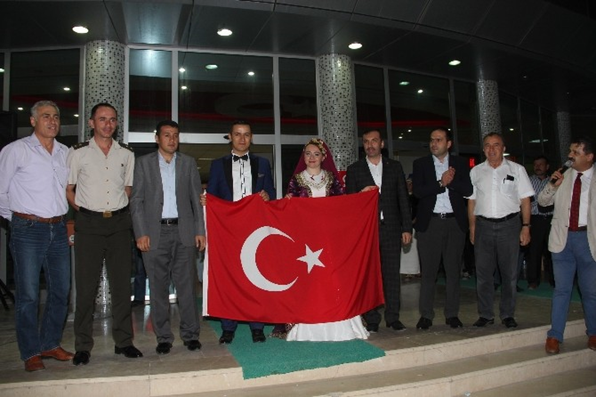 Kavak\'ta Gelin ve Damat Demokrasi Nöbetinde