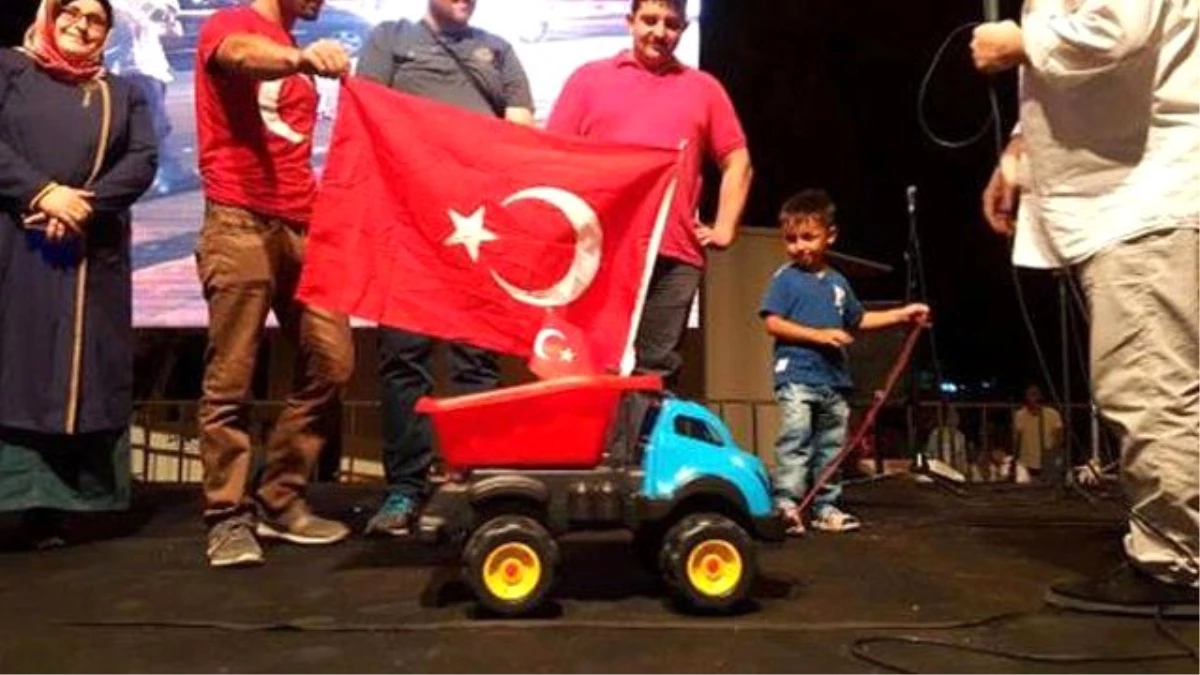 Küçük Fenomen Türk Bayraklı Yeni Kamyonuna Kavuştu