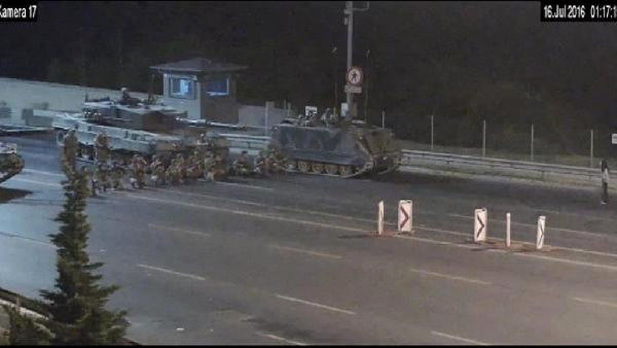 Kurşun Yağmurunda Darbeci Askerlere Direnen Kadın Kamerada