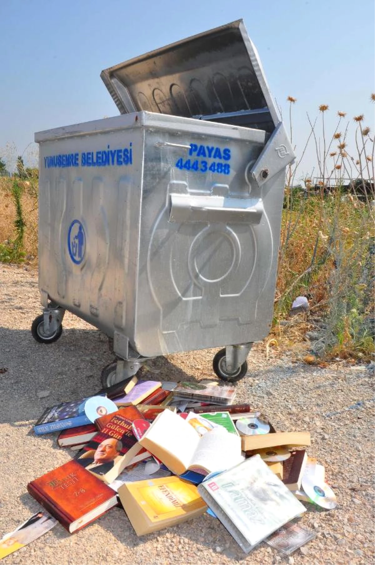 Manisa\'da Gülen\'in Kitapları Çöpte