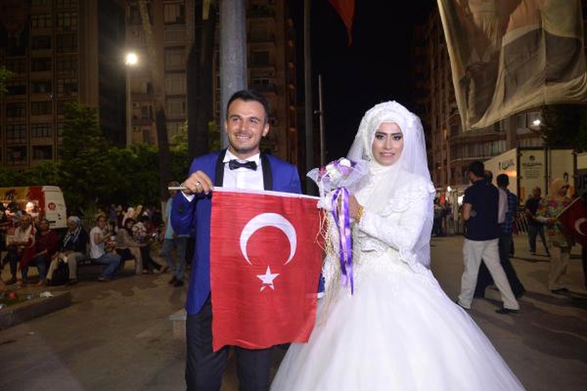 Mersin\'de Gelin ve Damat, Düğünden Çıkıp Demokrasi Nöbetine Katıldı