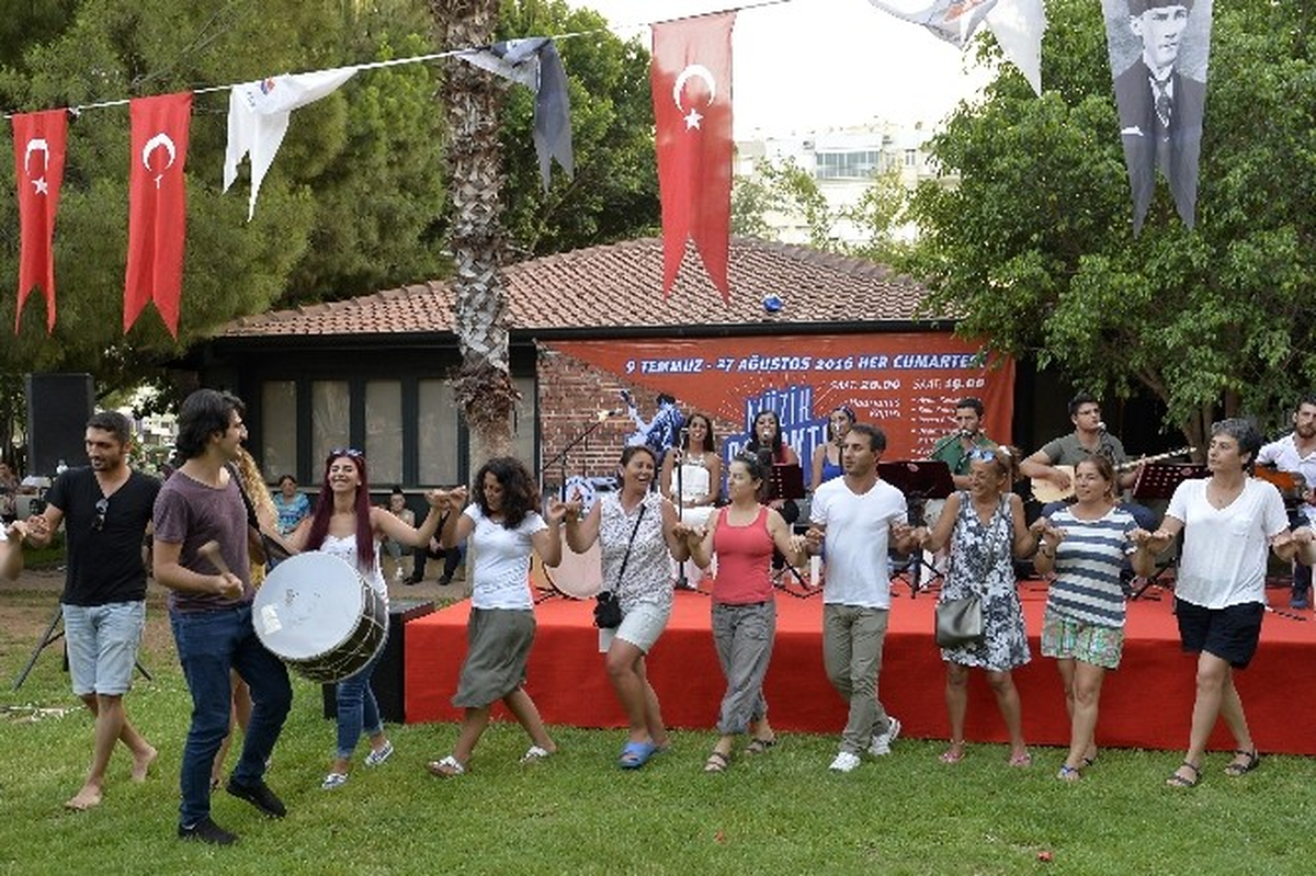 Muratpaşa\'da Demokrasi İçin Müzik Sokakta