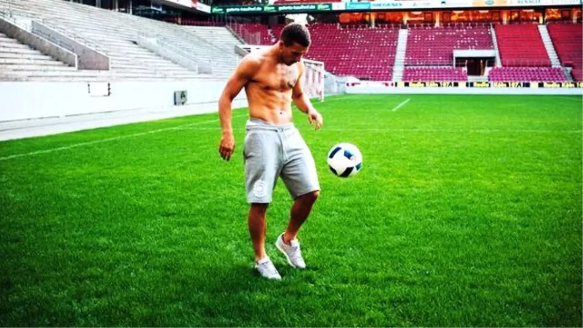 Podolski\'den Rihanna\'ya: Evimi Bugünlük Ödünç Alabilirsin