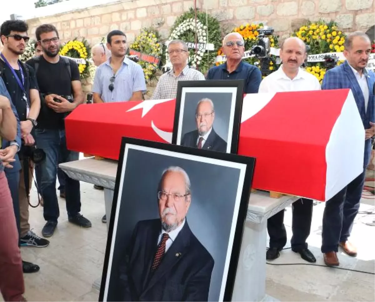 Prof. Dr. Halil İnalcık Fatih Camii Haziresi\'nde Toprağa Verildi