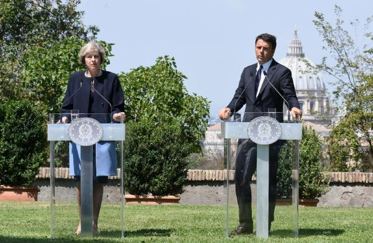 Renzi\'den Theresa May\'e "Brexit Takvimini Netleştirin"