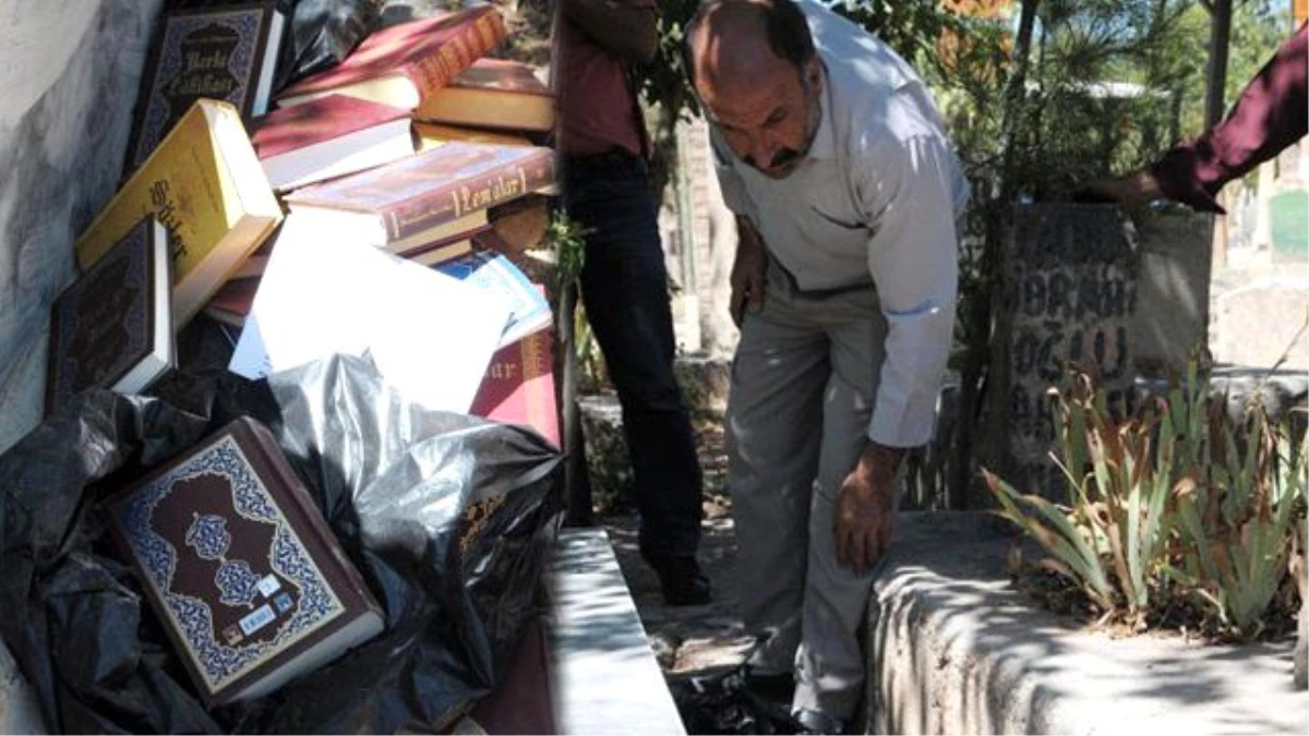 Şanlıurfa\'da Said Nursi Kitaplarını Mezarlığa Attılar