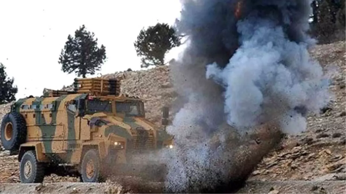 Şemdinli\'de Askeri Aracın Geçişi Sırasında Patlama: 2 Asker Yaralı