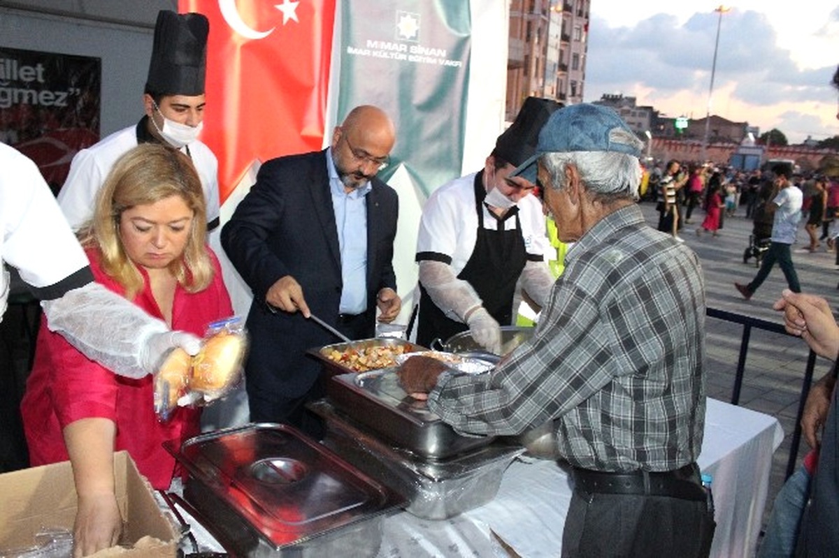 Serdar İnan, Taksim\'de Demokrasi Nöbeti Tutanlara Her Akşam Ücretsiz Yemek Dağıtıyor
