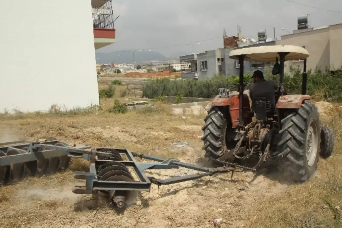 Toroslar\'da Haşere ve Görüntü Kirliliğine Karşı Boş Arsalarda Temizlik