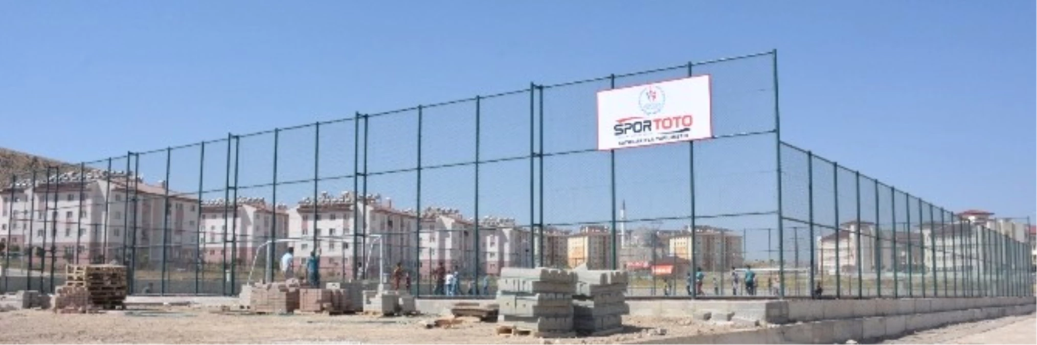 Tuşba Belediyesi\'nden Birçok Mahalleye Modern Spor Sahaları