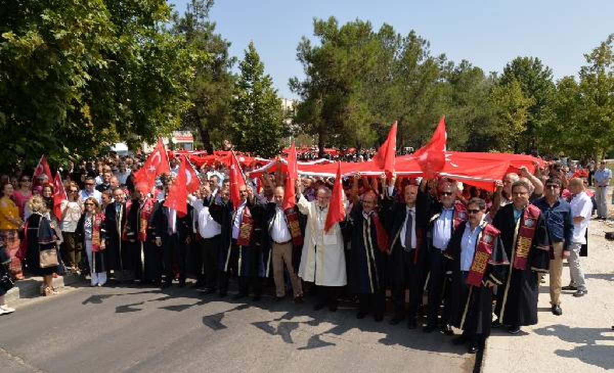 Uludağ Üniversitesi\'nden Darbe Girişimi Protesto Yürüyüşü