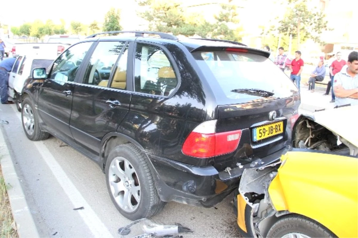 Yozgat\'ta Zincirleme Trafik Kazası: 3 Yaralı