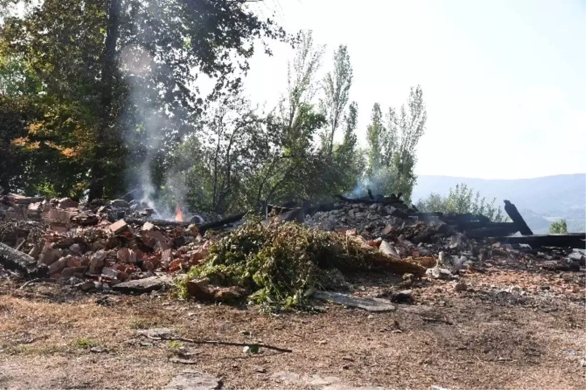 120 Yıllık Bina Kül Oldu