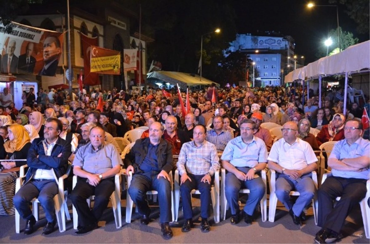 Afyonkarahisar\'da Demokrasi Nöbeti Devam Ediyor