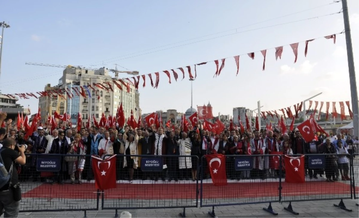 Akademisyenlerden Taksim Meydanı\'nda Milli İradeye Saygı ve Demokrasi Yürüyüşü
