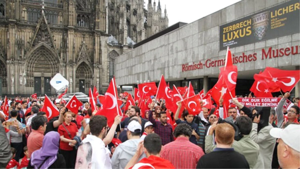 Avrupalı Türkler, Köln\'deki Büyük Mitinge Hazırlanıyor