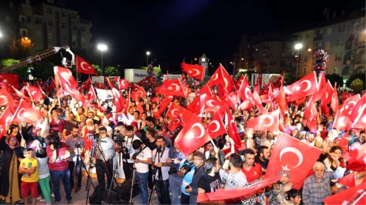 Bakan Elvan Demokrasi Nöbetinde Karamanlılarla Buluştu