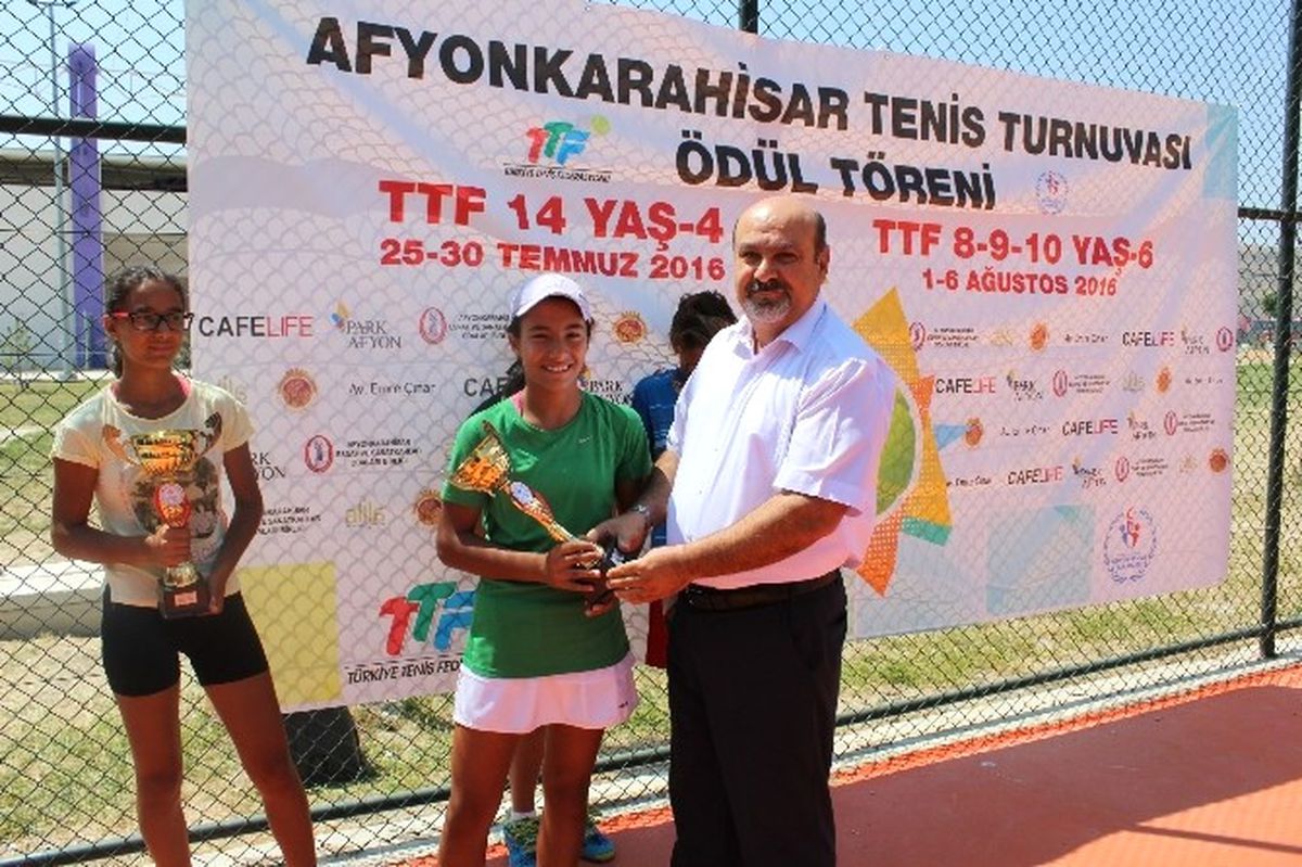Başkan Konak Tenisçileri Ziyaret Etti