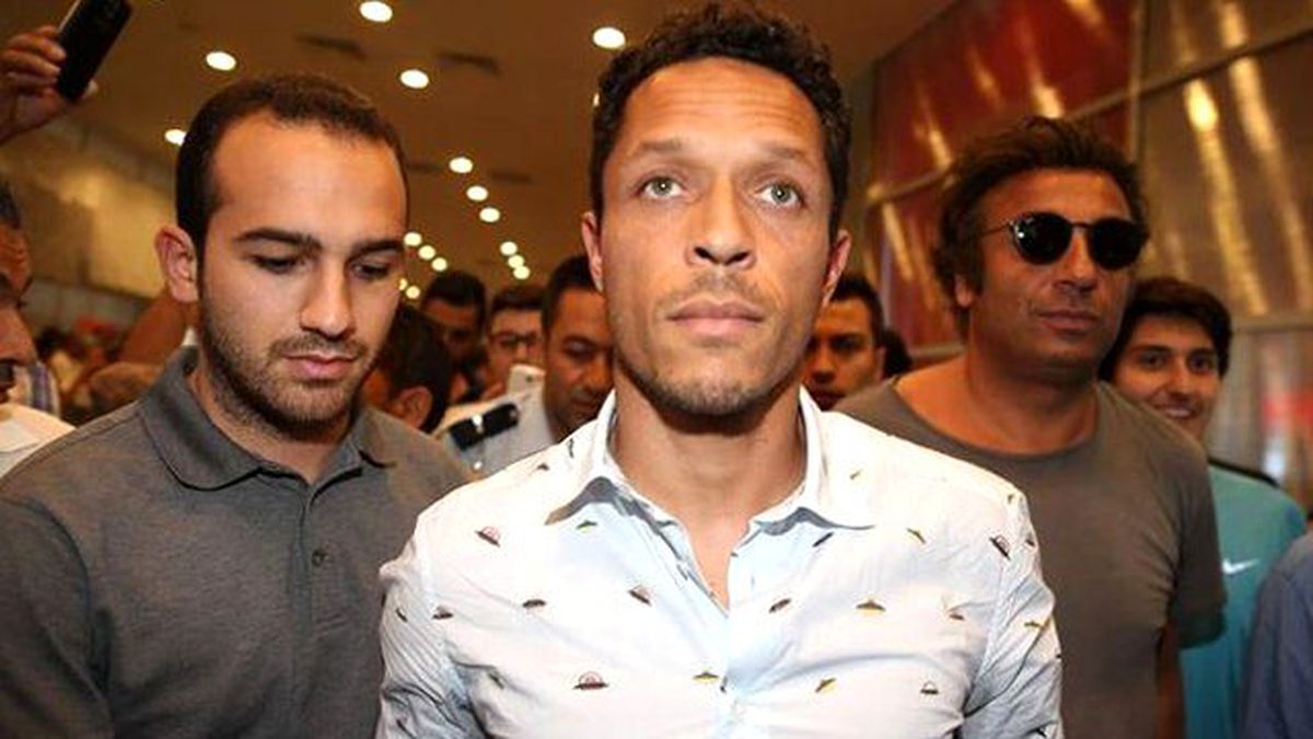 Beşiktaş, Adriano'yla Anlaştığını KAP'a Bildirdi
