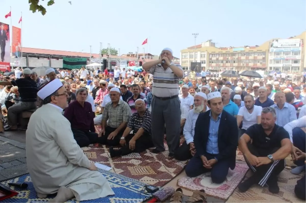 Cuma Namazı Demokrasi Meydanı\'nda Kılındı