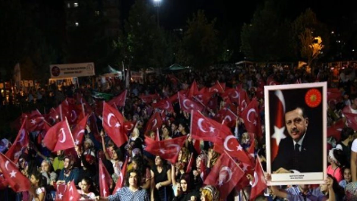 Diyarbakır\'da Demokrasi Nöbeti Devam Ediyor