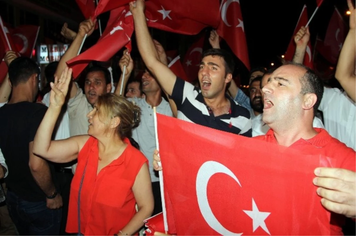 Diyarbakır\'da Demokrasi Nöbetinde 65 Bin Türk Bayrağı Dağıtıldı