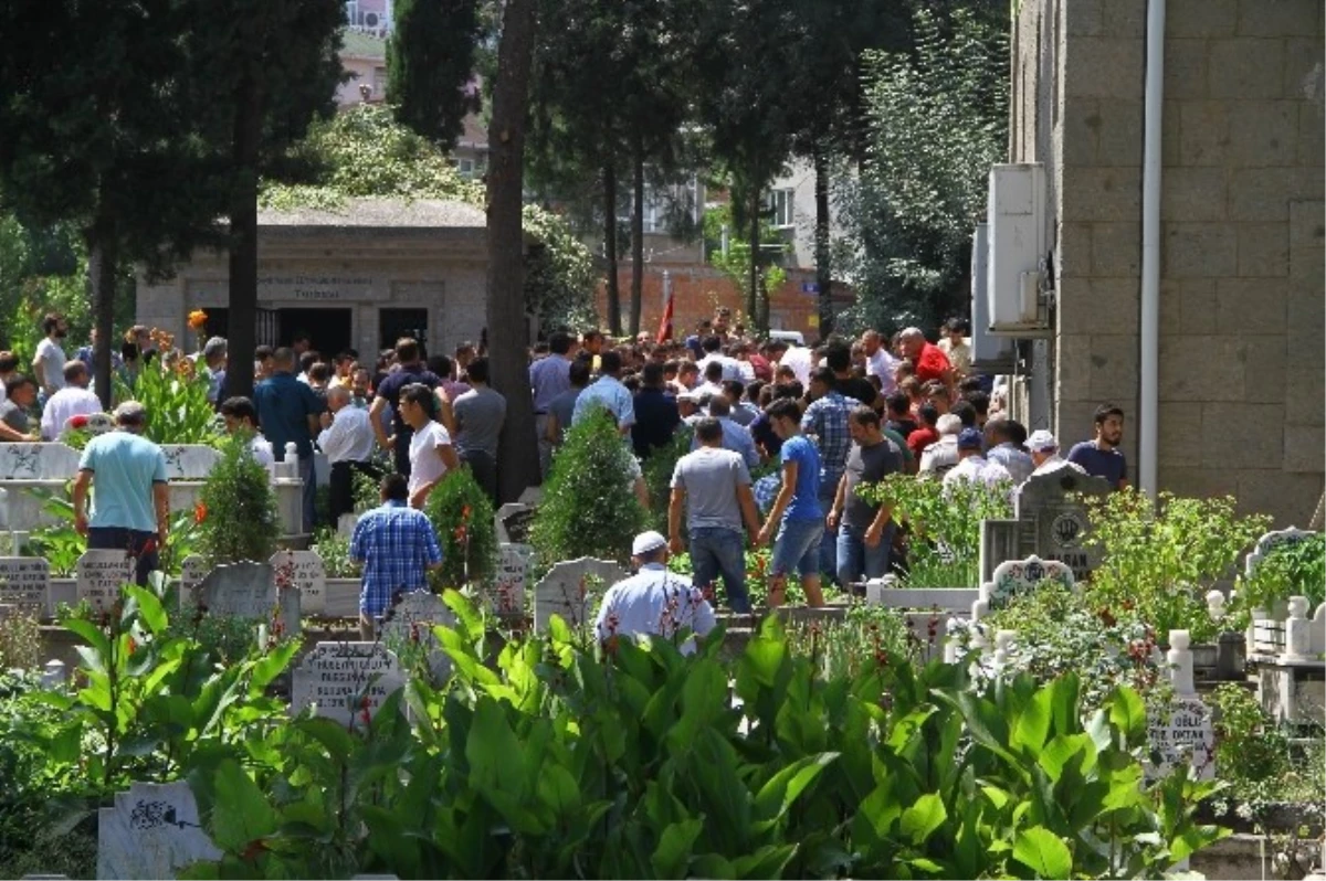 Düğünde Maganda Kurşunu ile Vurulan Kameraman Toprağa Verildi