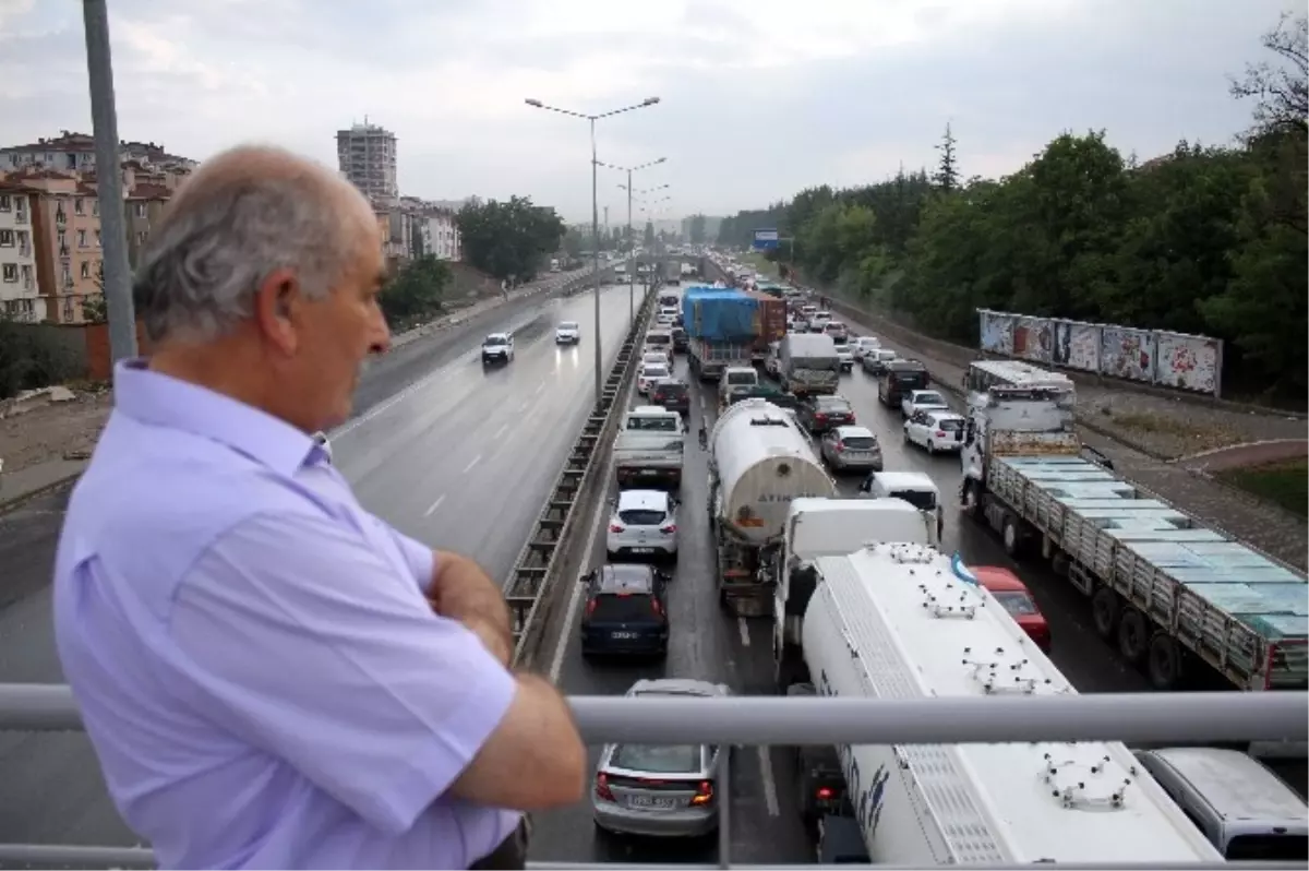 Eskişehir\'de Sağanak Yağış Trafiği Felç Etti