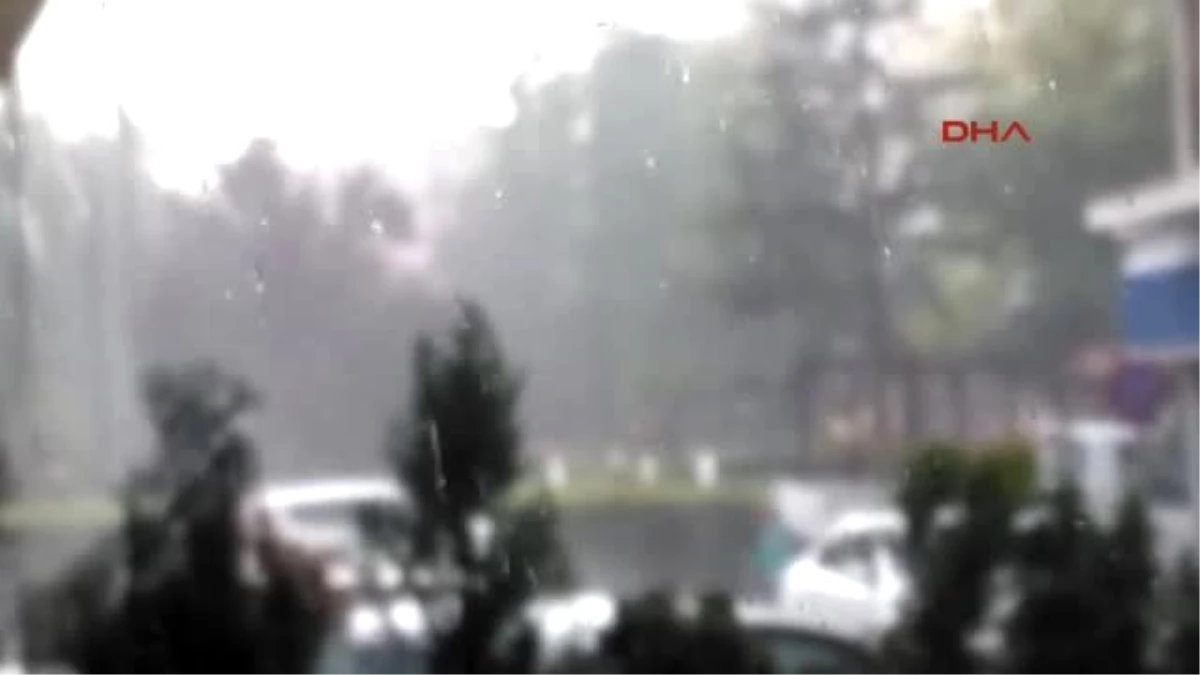 Eskişehir\'de Sağanak Yağmur Trafiği Felç Etti