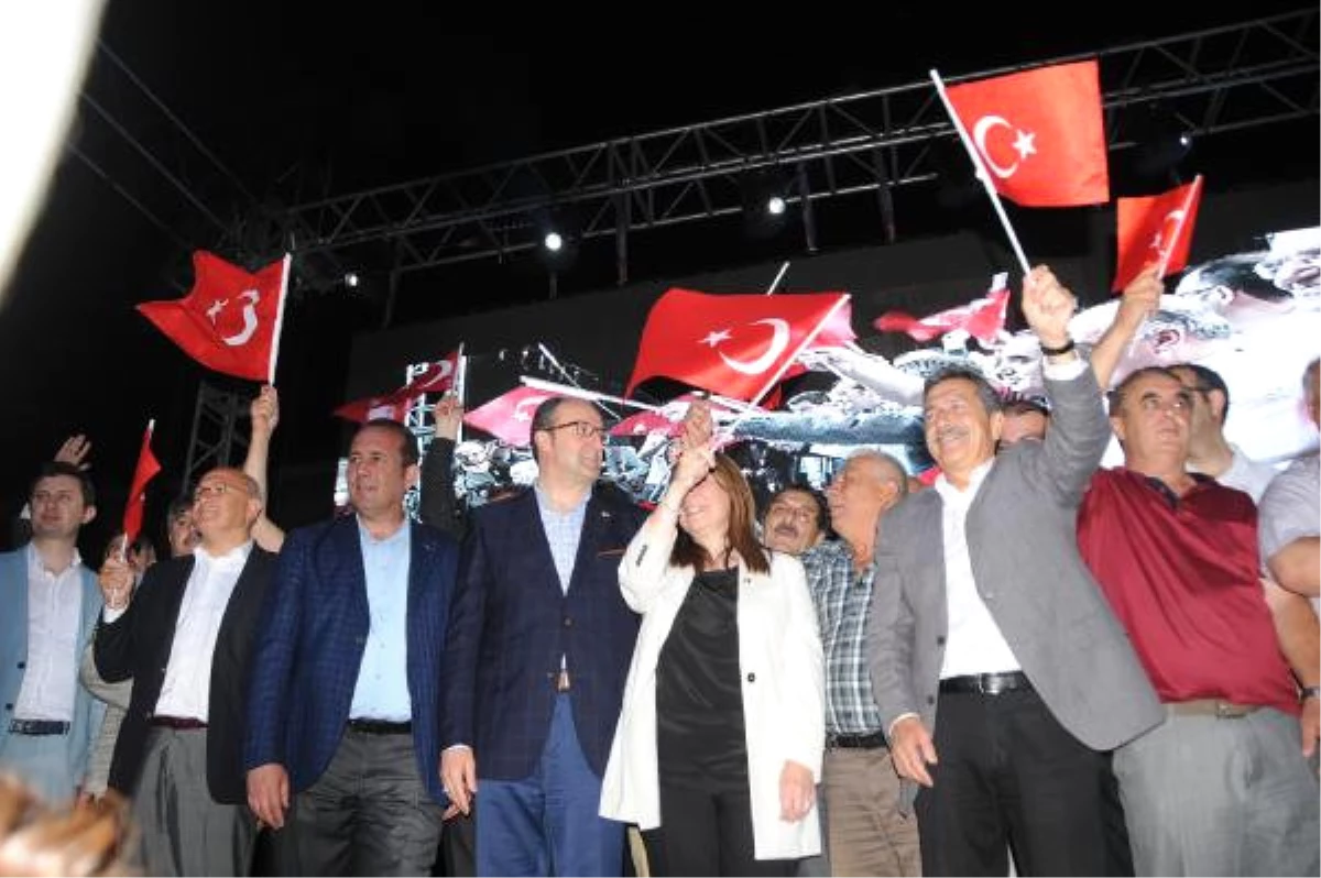 Eskişehir\'deki Demokrasi Nöbetinde Ak Partililer ile CHP\'liler Ele Ele
