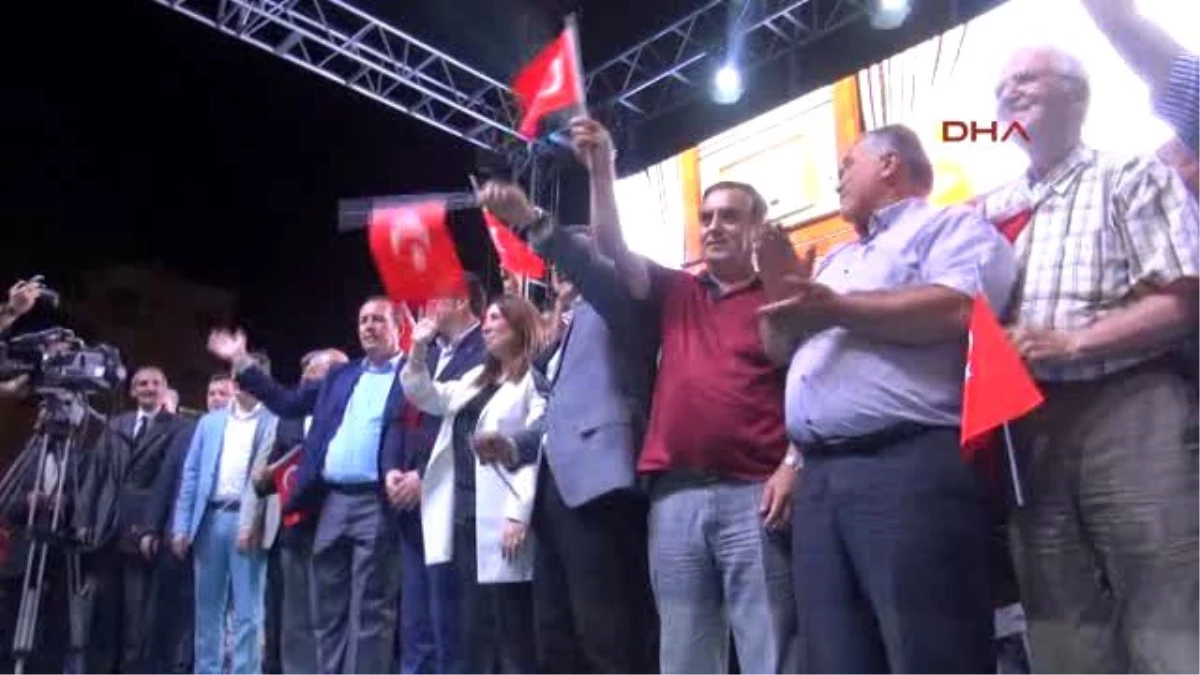 Eskişehir\'deki Demokrasi Nöbetinde AK Partililer ile CHP\'liler Ele Ele