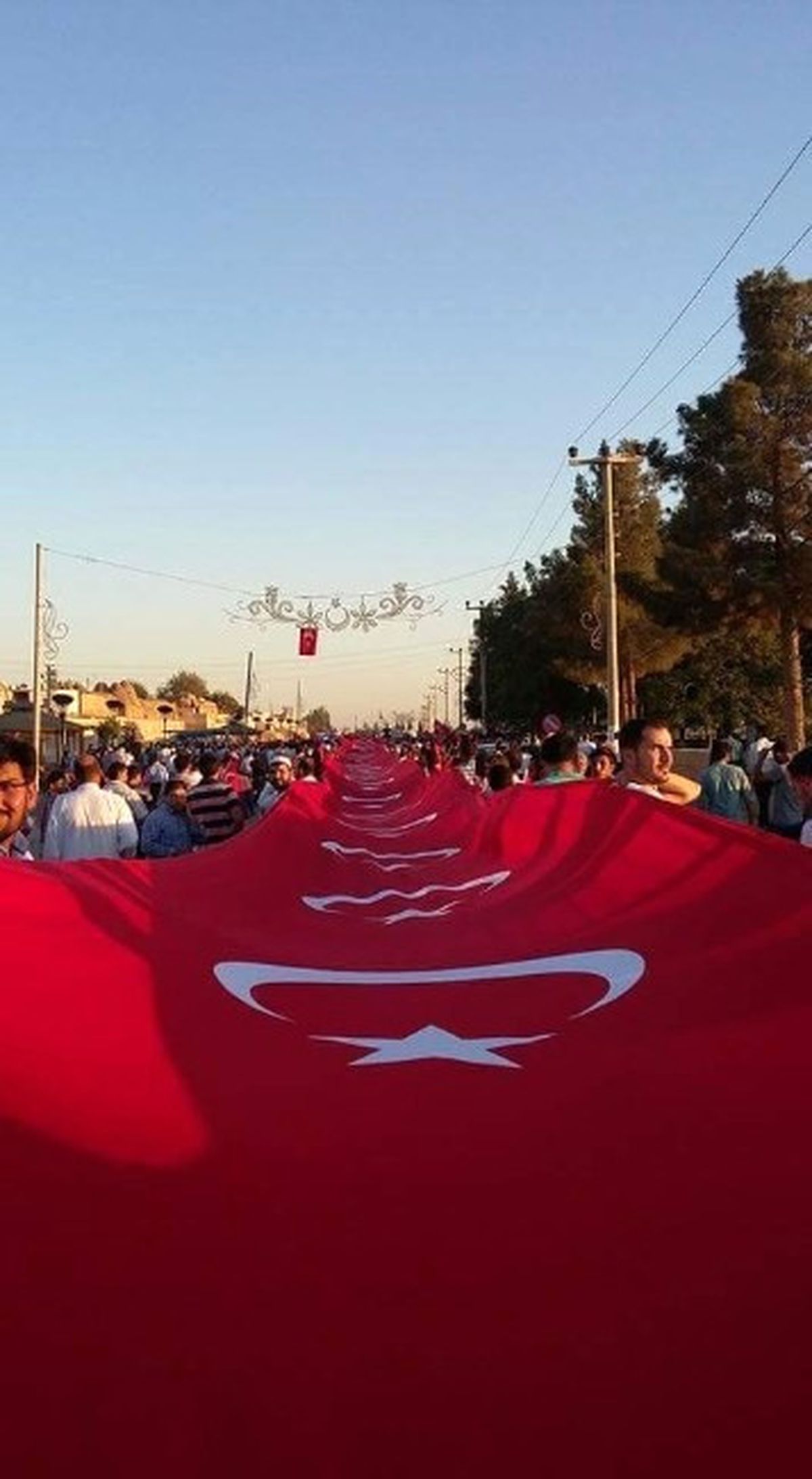 Harran\'da Asker, Polis ve Halk 30 Metrelik Türk Bayrağıyla Yürüyüş Yaptı