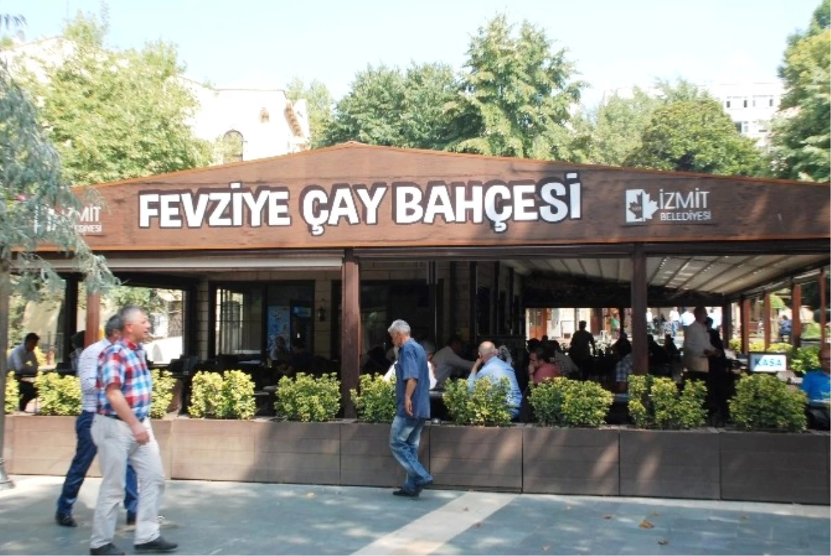 İzmitliler, Fevziye Çay Bahçesine Akın Ediyor