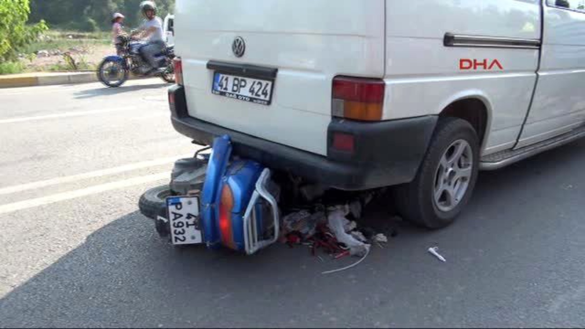 Kocaeli Minibüse Çarpan Motosiklet Sürücüsü Yaralandı