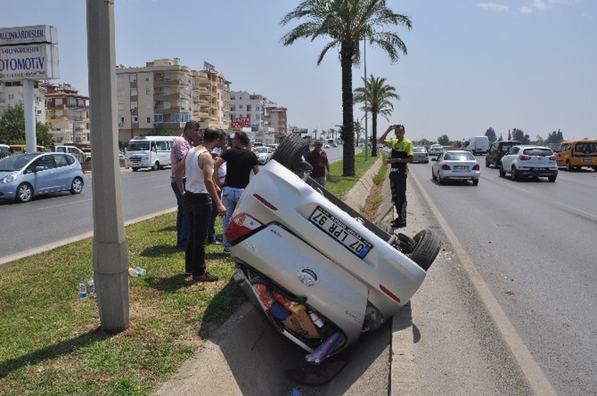 Manavgat\'ta Trafik Kazası: 2 Yaralı
